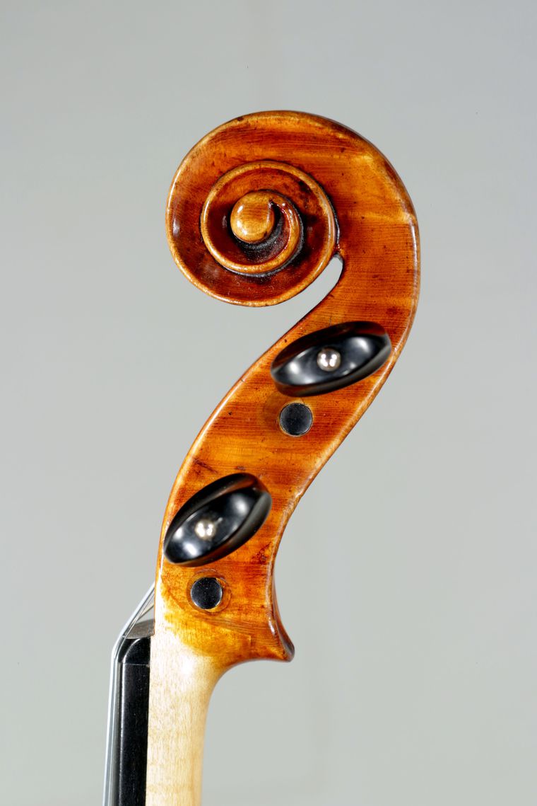 Gabriel Lemböck feit secundum + Josephi Guarneri Cremonensis originale ex Nicolai Paganini Concertuosa Violina. Vienae Anno 1858. IHS